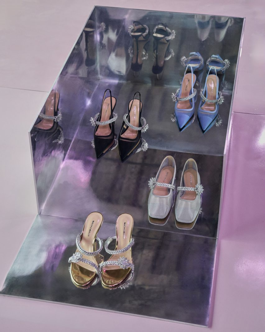 Aluminum box with shows