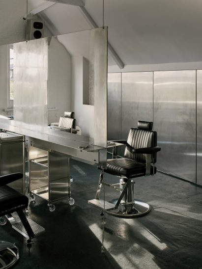 Metal hairdressing station
