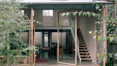 Cottage extension in Australia with rotating glass doors by Lovell Burton