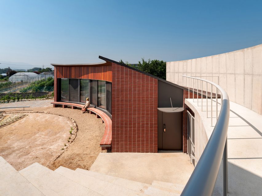 Pojeon House by Sukchulmok and BRBB Architects