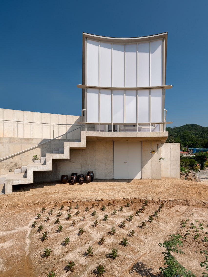 Pojeon House by Sukchulmok and BRBB Architects