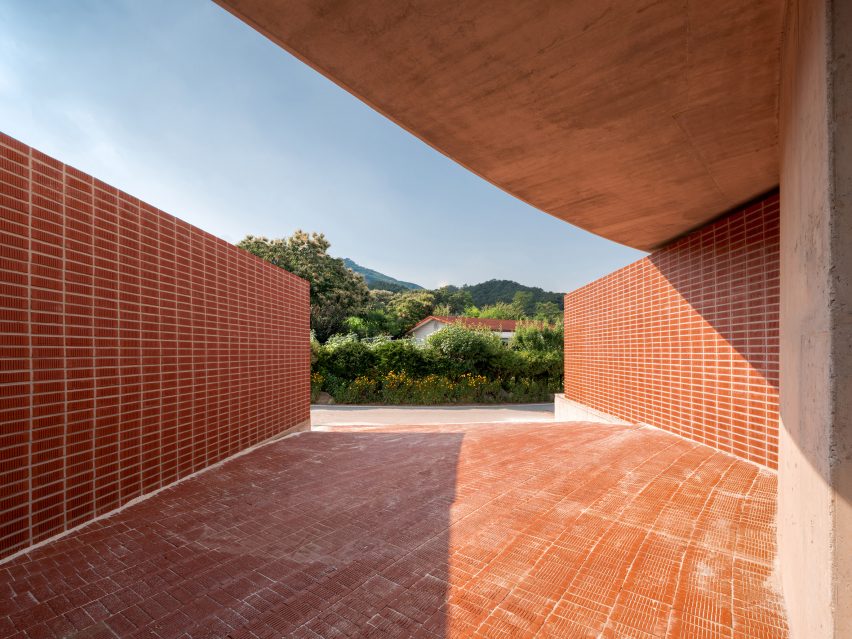 Pojeon House by Sukchulmok and BRBB Architects