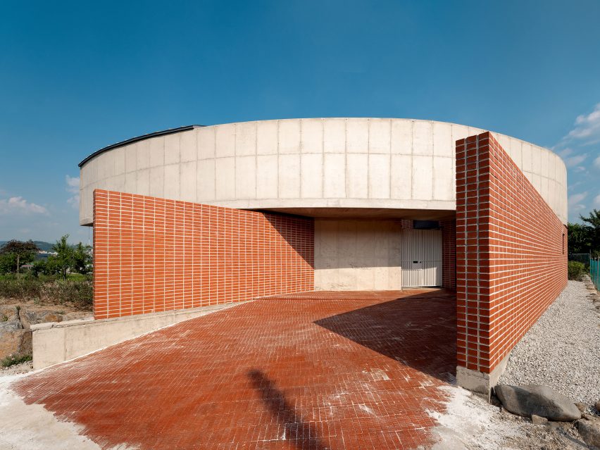 Pojeon House by Sukchulmok and BRBB Architects