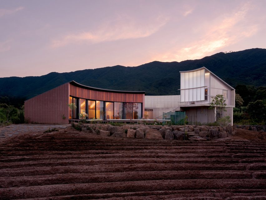 Pojeon House by Sukchulmok and BRBB Architects