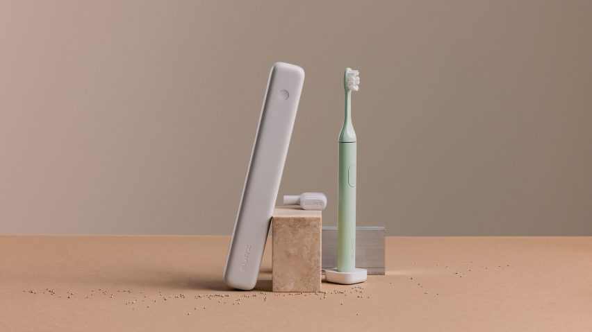 Photo of the Winter Fern coloured Suri 2.0 toothbrush in a studio setting alongside its case and a travel cover