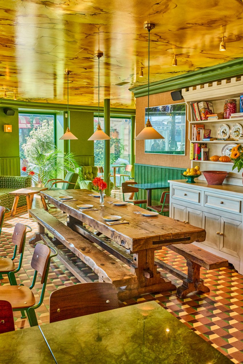 Central table in Paris restaurant