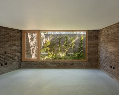 Interior view of standalone studio at London home by Pinzauer
