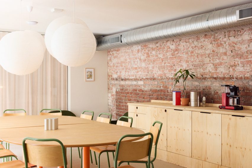 Employee breakout area at Podimo Norway office by Omhu Projects