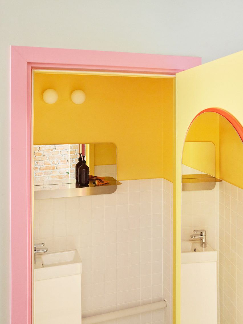 Bathroom in Podimo Norway office by Omhu Projects