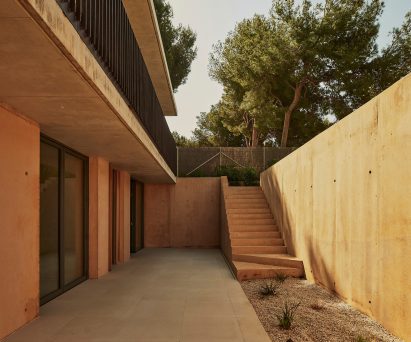 External patio at Spanish home by Rául Sánchez Architects