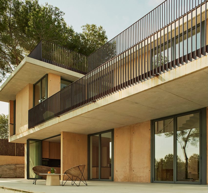 House in Cala Tamarit by Rául Sánchez Architects