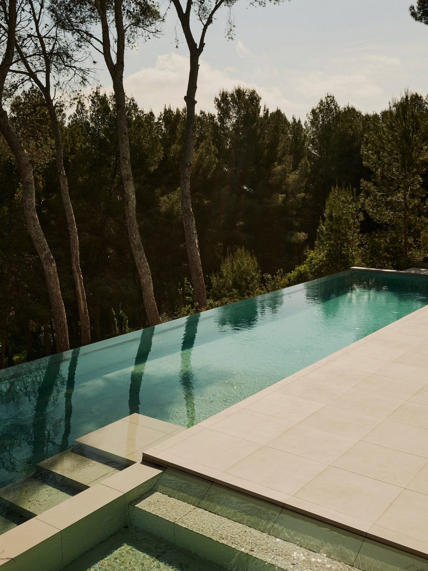 House in Cala Tamarit by Rául Sánchez Architects