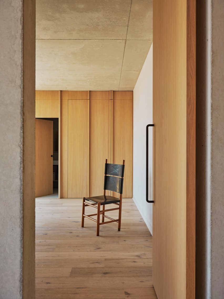 House in Cala Tamarit by Rául Sánchez Architects
