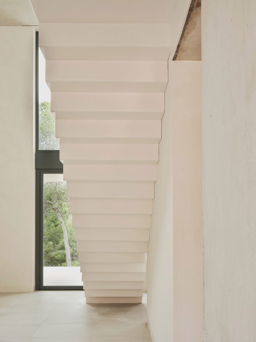 House in Cala Tamarit by Rául Sánchez Architects