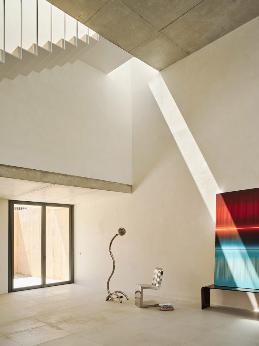 House in Cala Tamarit by Rául Sánchez Architects