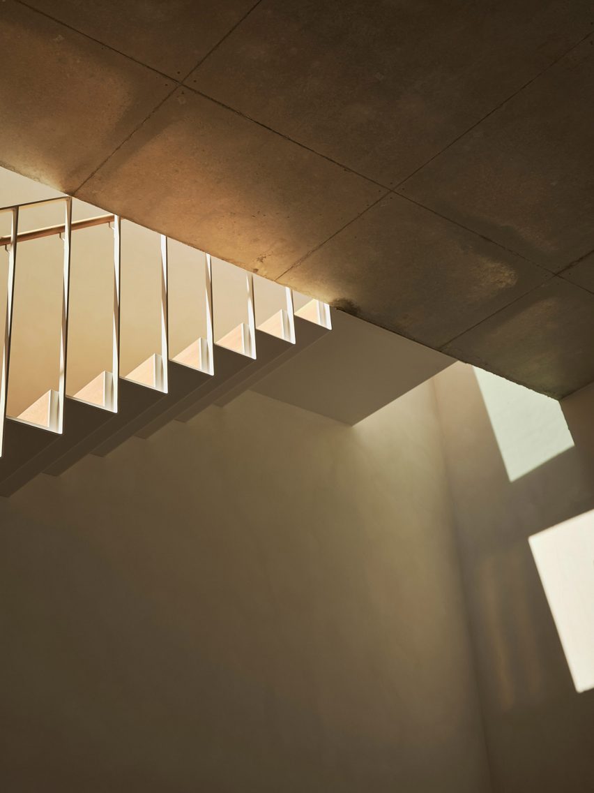 House in Cala Tamarit by Rául Sánchez Architects