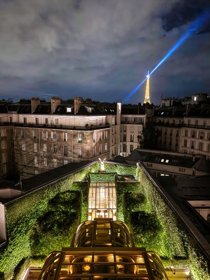 Rooftop bar by Foster + Partners