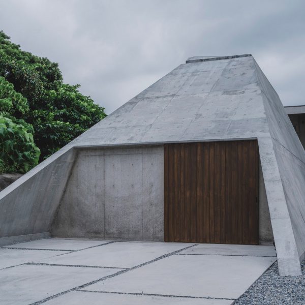 Windowless concrete house by IGArchitects