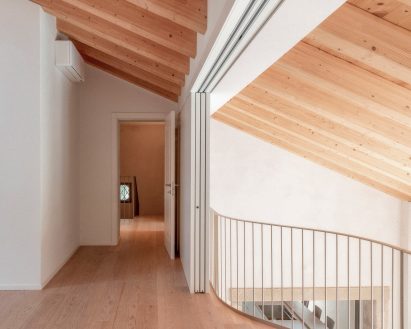 Balcony space within Casolare Biordo Vecchio by Studio Bressan