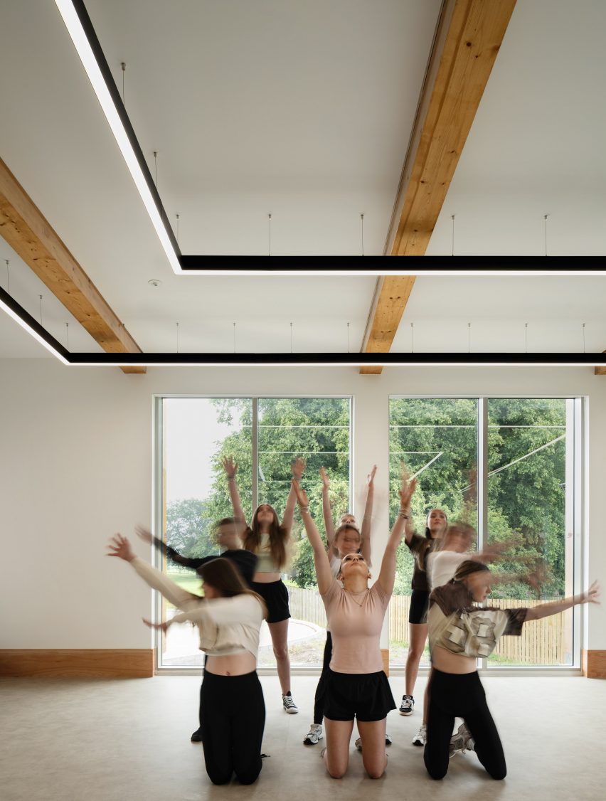 Children in performing arts centre