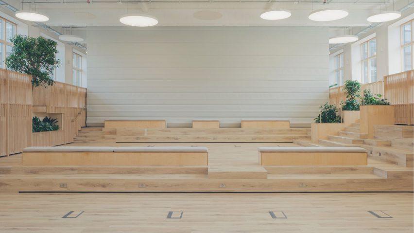 Acoustic curtain dividing teaching space