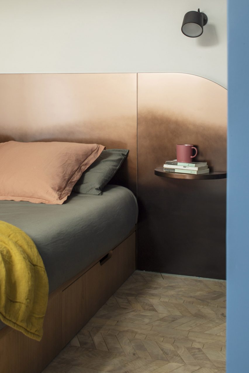 Bed with ombre-effect headboard in RA House by StudioTamat