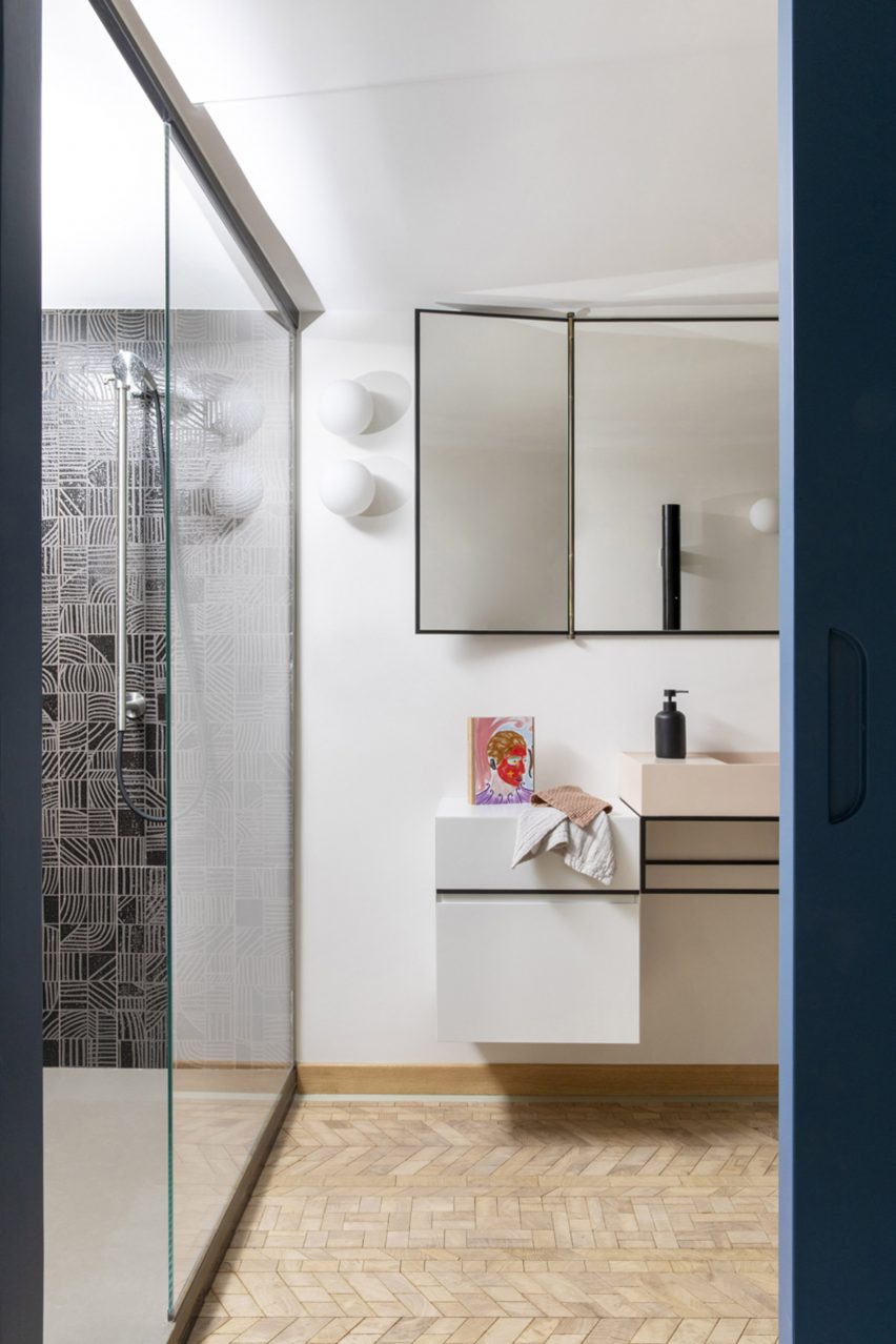 Bathroom with tile floor in RA House by StudioTamat