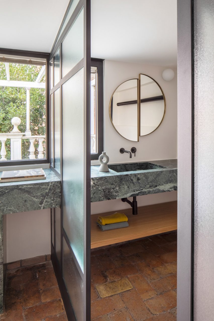Marble vanity unit in RA House by StudioTamat