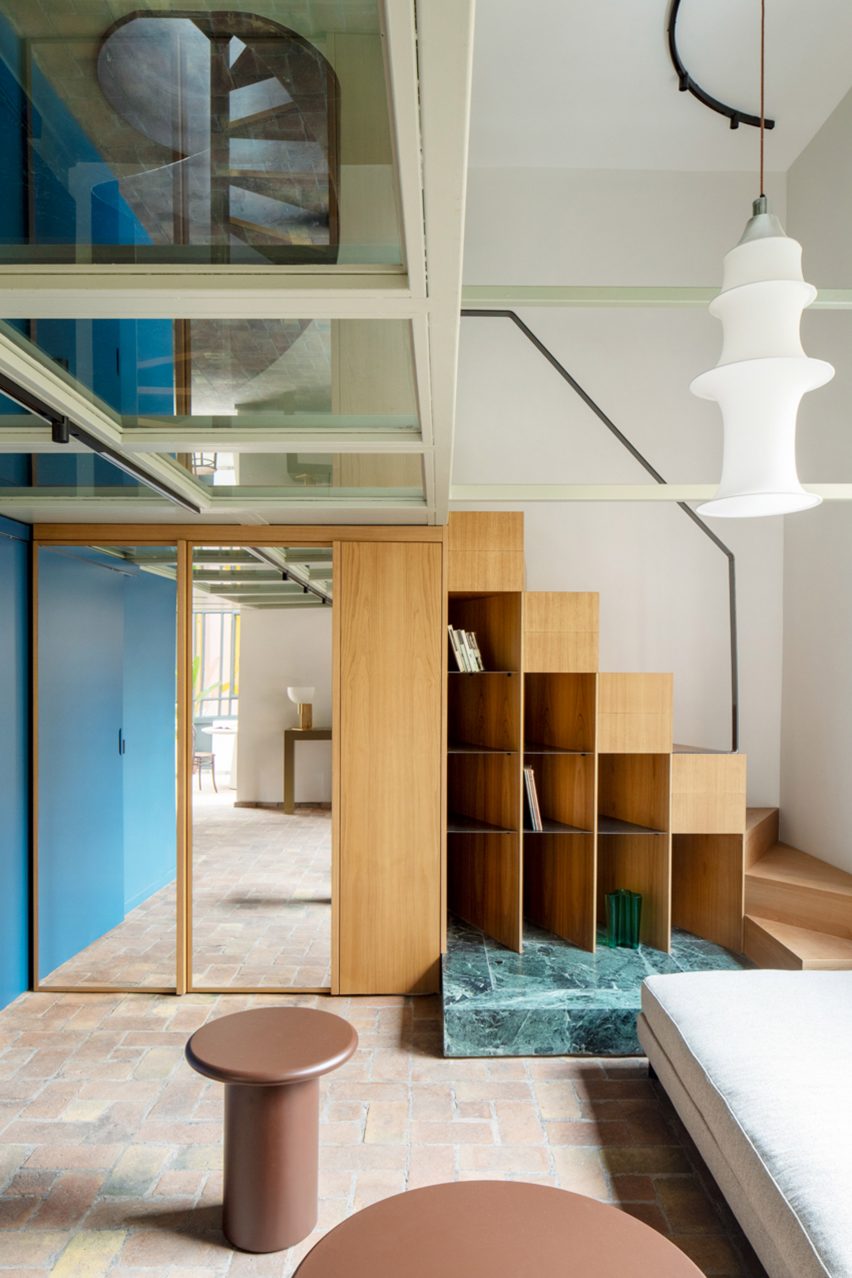 Chestnut wood staircase in RA House by StudioTamat