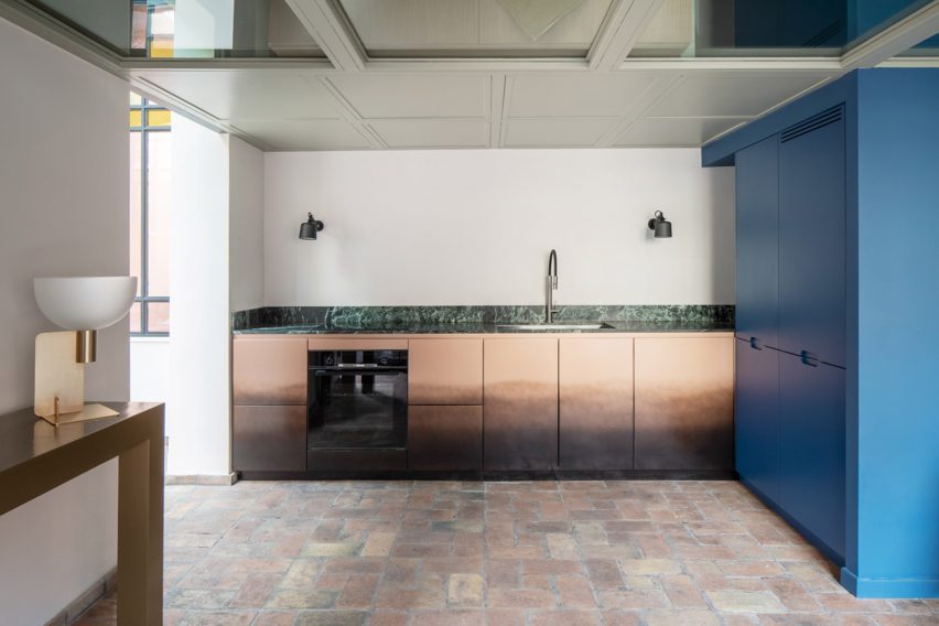 Kitchen with marble counter in RA House by StudioTamat