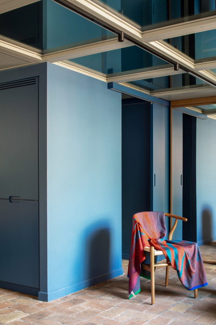 Blue wall in RA House by StudioTamat