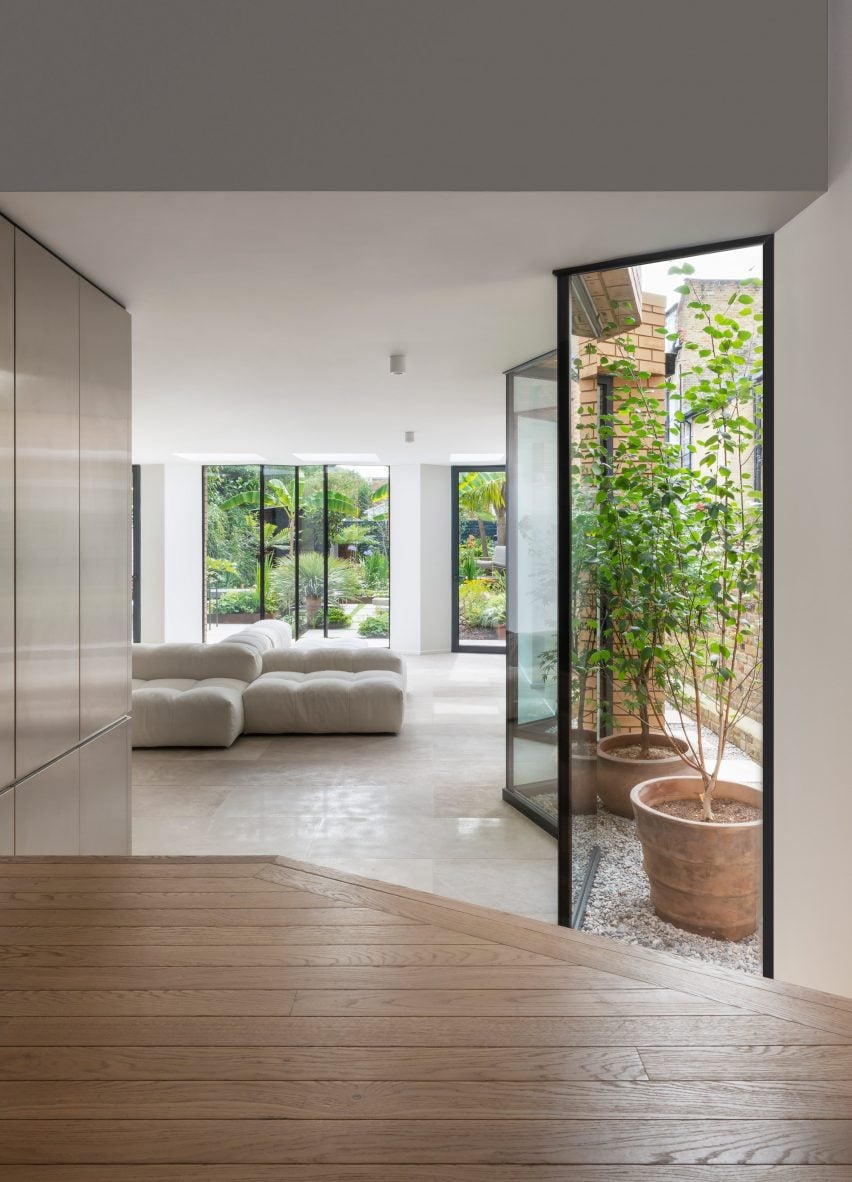 Extension with angular glazing