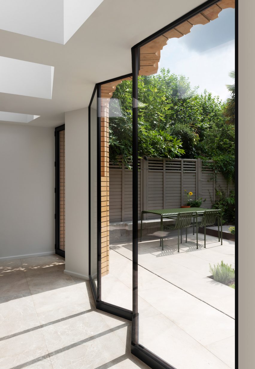 Folded glazing W House