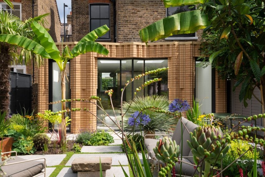Angular brickwork extension W House