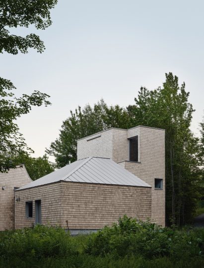 Exterior view of the Waterhouse residence in Quebec clad with shingles