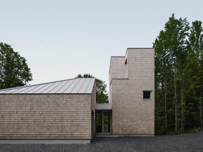 View of entrance to home by Oyama and Julia Manaćas Architecte