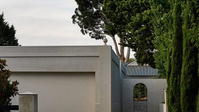 House with windowless facade