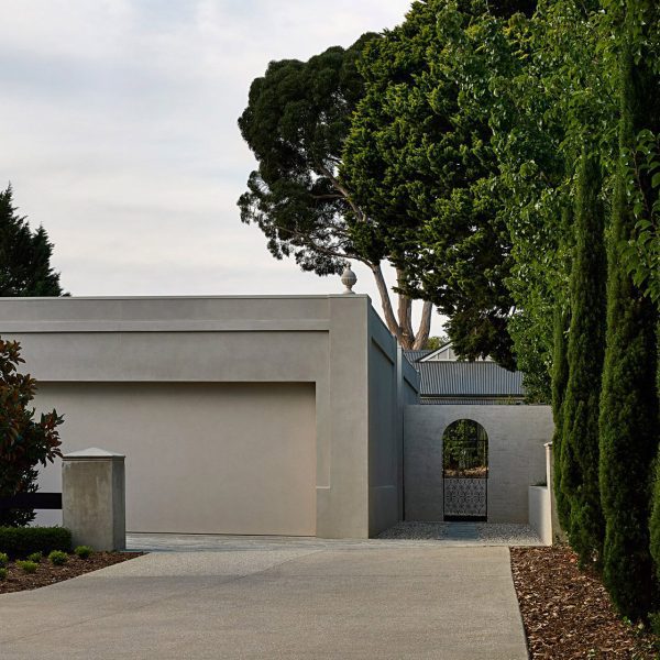 House with windowless facade