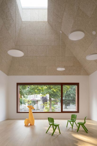 Classroom interior at Kinder Rain by AACM