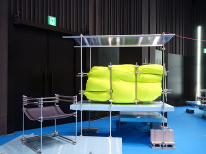 Clamping system holding yellow fabric