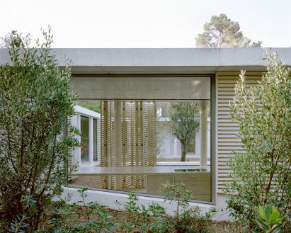 Kitchen view at concrete home by Arquitectura-G