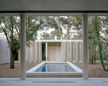 Courtyard space at concrete home by Arquitectura-G
