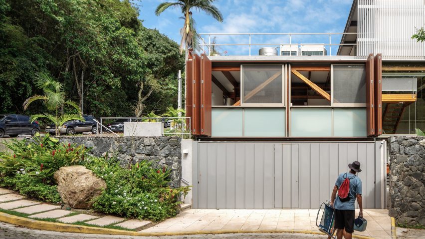 Estúdio Rossi Arquitetos “transforms memory into architecture” at Brazilian beach house