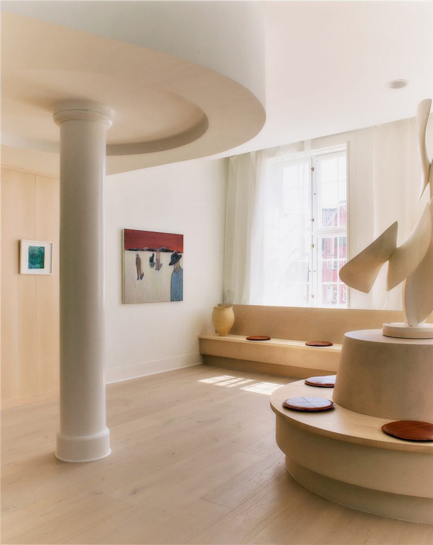 Column in Copenhagen Eye Institute by Standard Practice