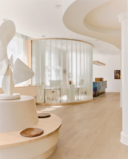 Curved glass partition wall with Nicholas Shurey sculpture in Copenhagen Eye Institute
