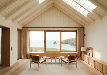 Living space within UK house by De Rosee Sa