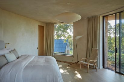 Clay-plaster bedroom