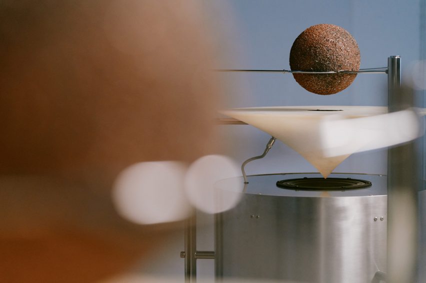Antenna made from grass fibre