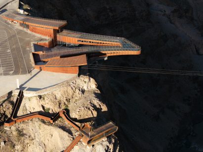 Cantilevered viewpoint