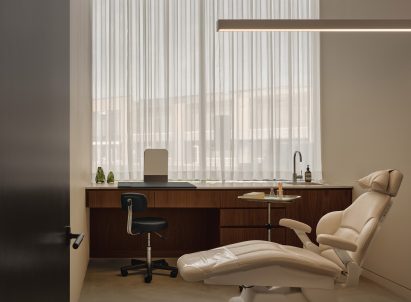 A neutrally decorated treatment room